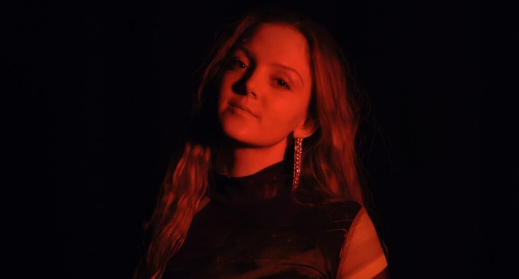 Rosa Raye's Forever Boy - A Disco-Infused Pop Anthem Breaking Free from Modern Dating Norms